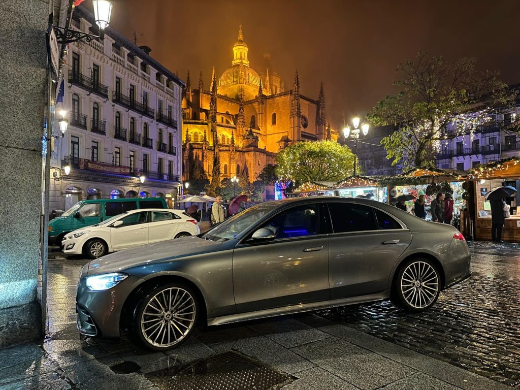 Transporte privado de lujo para turistas en Madrid con VTC Executive Van Car, ofreciendo recorridos por la ciudad y sus alrededores.